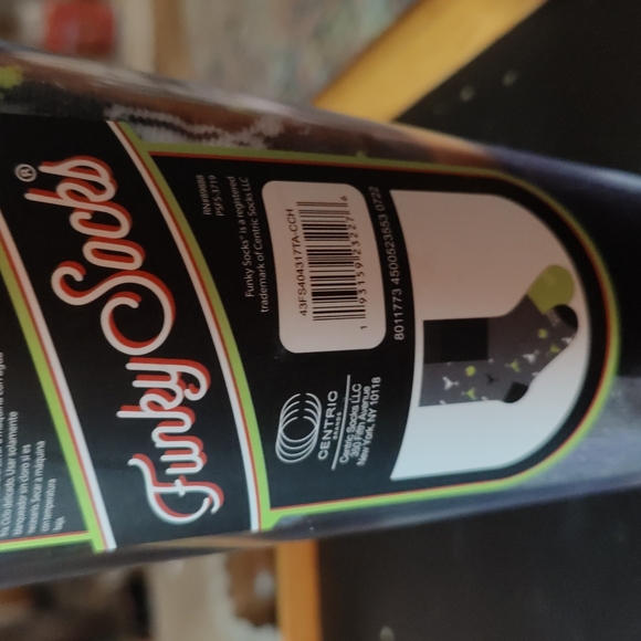 ✔️2-Pack Assorted Martini Shaker Mid Calf Crew Socks - Picture 4 of 4